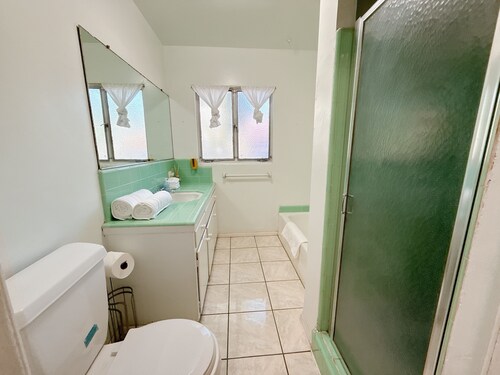 Serene 3-bedroom house boat with AC in charming Duarte