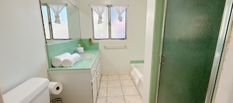 Serene 3-bedroom house boat with AC in charming Duarte