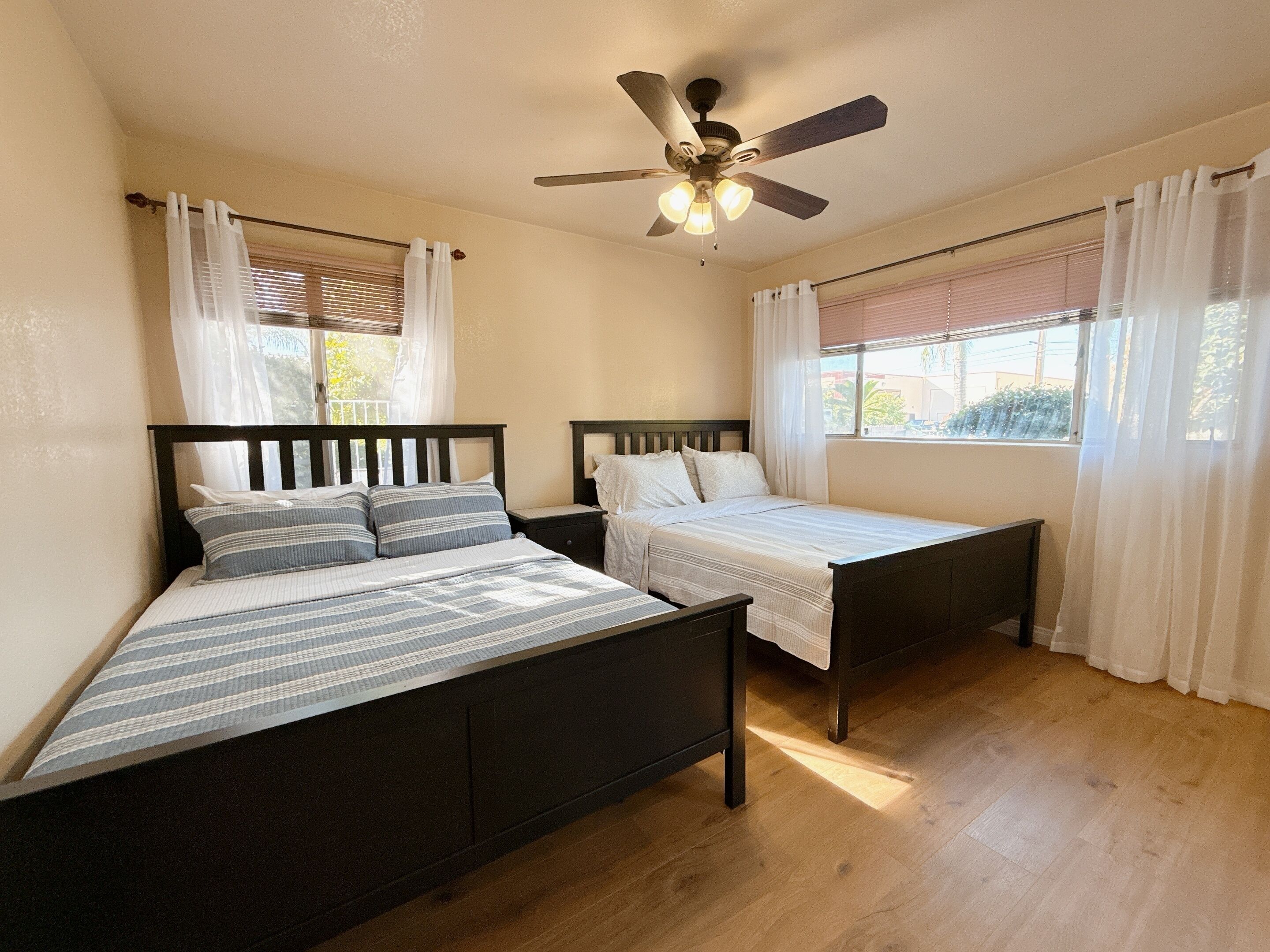 Tabla de planchar con plancha, wifi y ropa de cama 