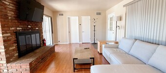 Serene 3-bedroom house boat with AC in charming Duarte