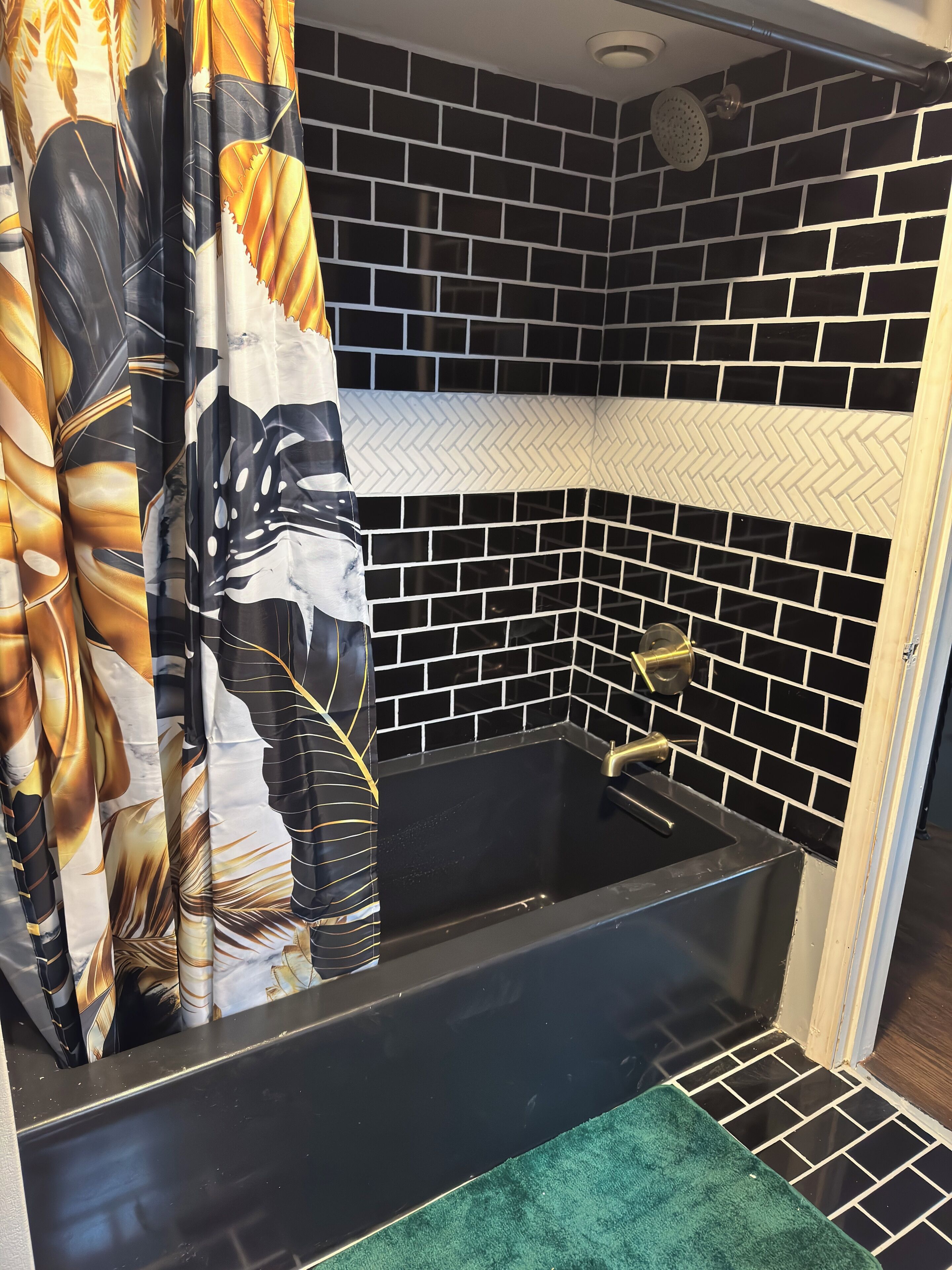 Douche, serviettes fournies, savon, papier de toilette