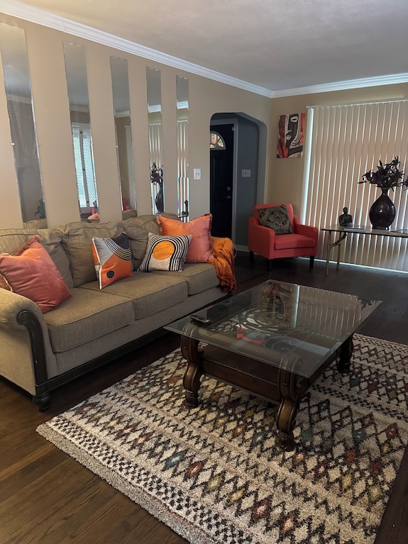 Charming 3-bedroom House In Serene Youngstown 5 Minutes From Shopping District. - Youngstown, OH