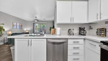 Fridge, oven, stovetop, dishwasher