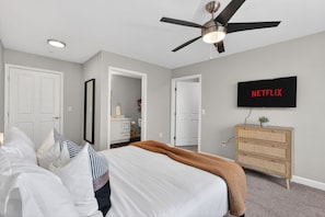 Een bureau, een strijkplank/strijkijzer, reisbedje, wifi