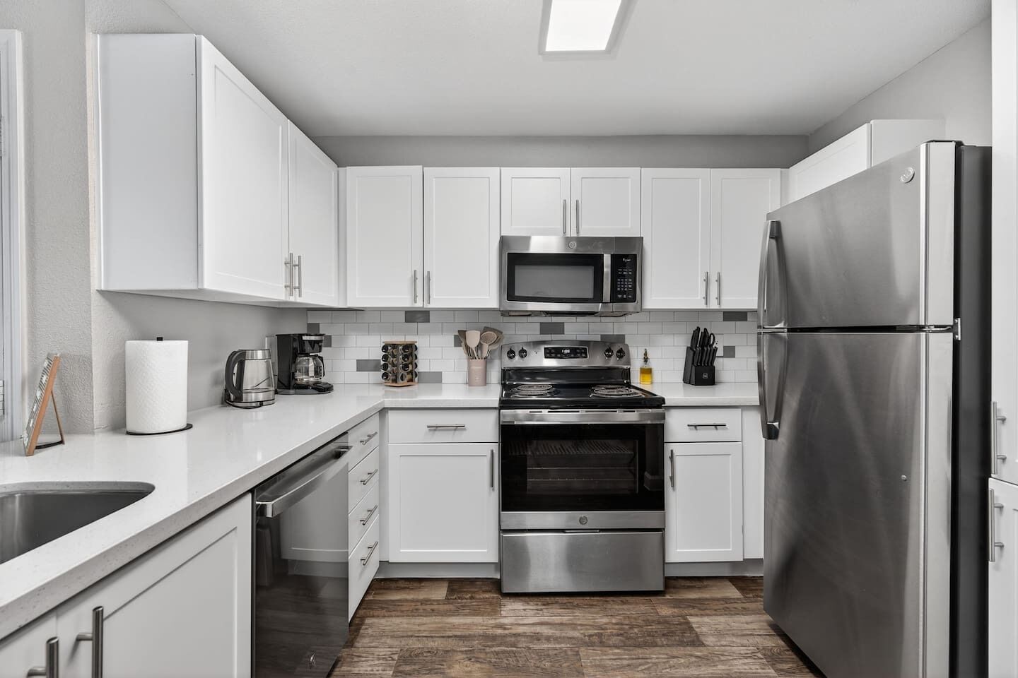 Refrigerador, horno, parrilla de estufa y lavavajillas 