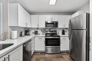 Refrigerador, horno, parrilla de estufa y lavavajillas 