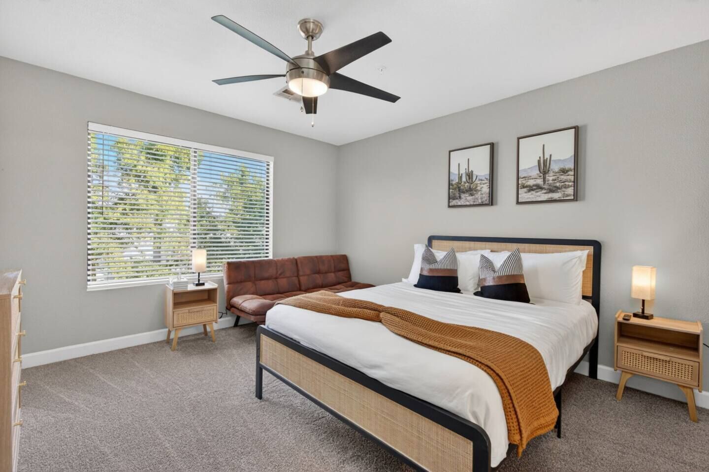 Bureau, fer et planche à repasser, lit parapluie, Wi-Fi