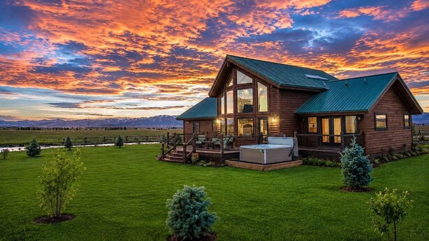 Un chalet en rondins doté d’une terrasse, d’un bain à remous et offrant une vue imprenable sur les montagnes.