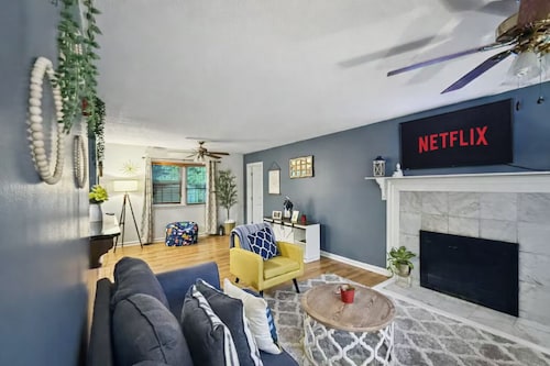 COZY 3BR Ranch w/ King Suite,  N. Raleigh- Serene. Fur Friendly-Fenced