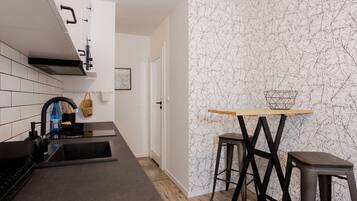 Jääkaappi, mikroaaltouuni, liesi