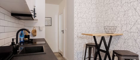 Refrigerador, microondas y parrilla de estufa