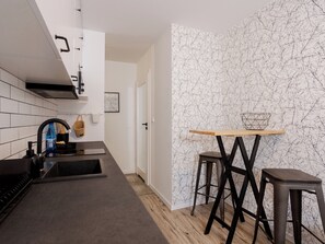 Jääkaappi, mikroaaltouuni, liesi