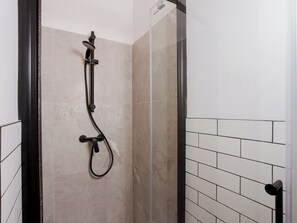 Chuveiro, secador de cabelo, toalhas de banho 