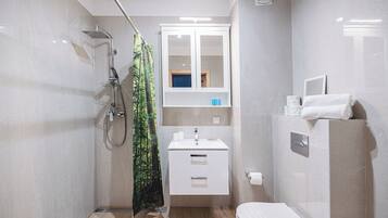 Douche, articles de toilette gratuits, sèche-cheveux