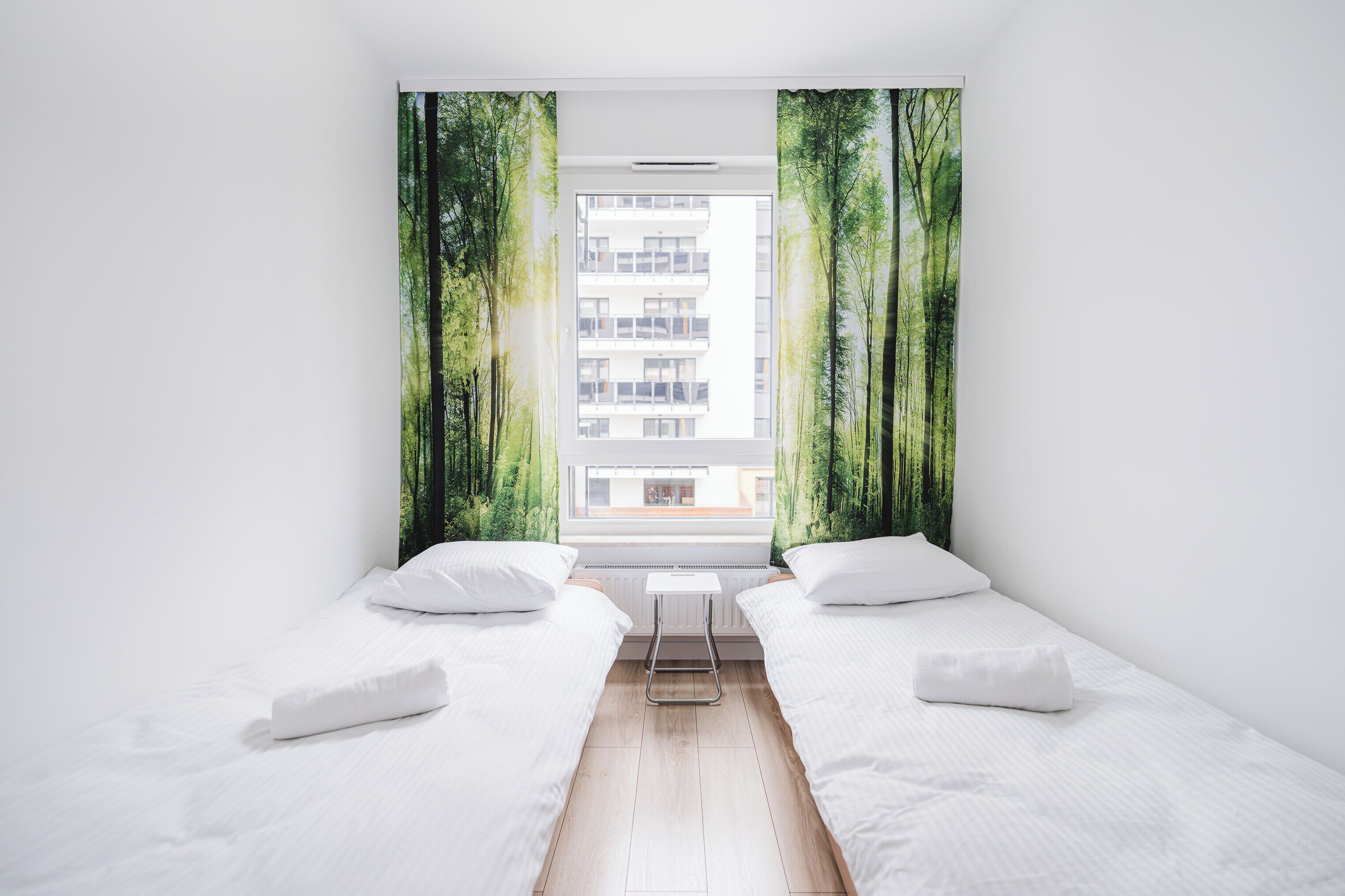 Tabla de planchar con plancha, wifi y ropa de cama 