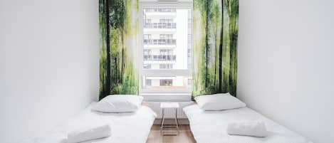 Tabla de planchar con plancha, wifi y ropa de cama