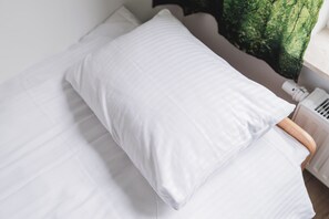 Een strijkplank/strijkijzer, wifi, beddengoed