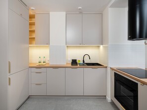 Réfrigérateur, four, plaque de cuisson, lave-vaisselle