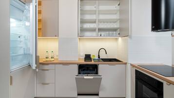 Frigorífico, horno, placa de cocina y lavavajillas