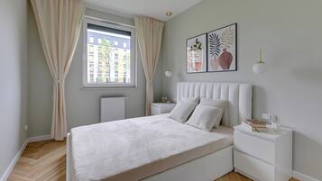 Een strijkplank/strijkijzer, wifi, beddengoed