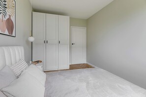 Silitysrauta/-lauta, Wi-Fi, vuodevaatteet