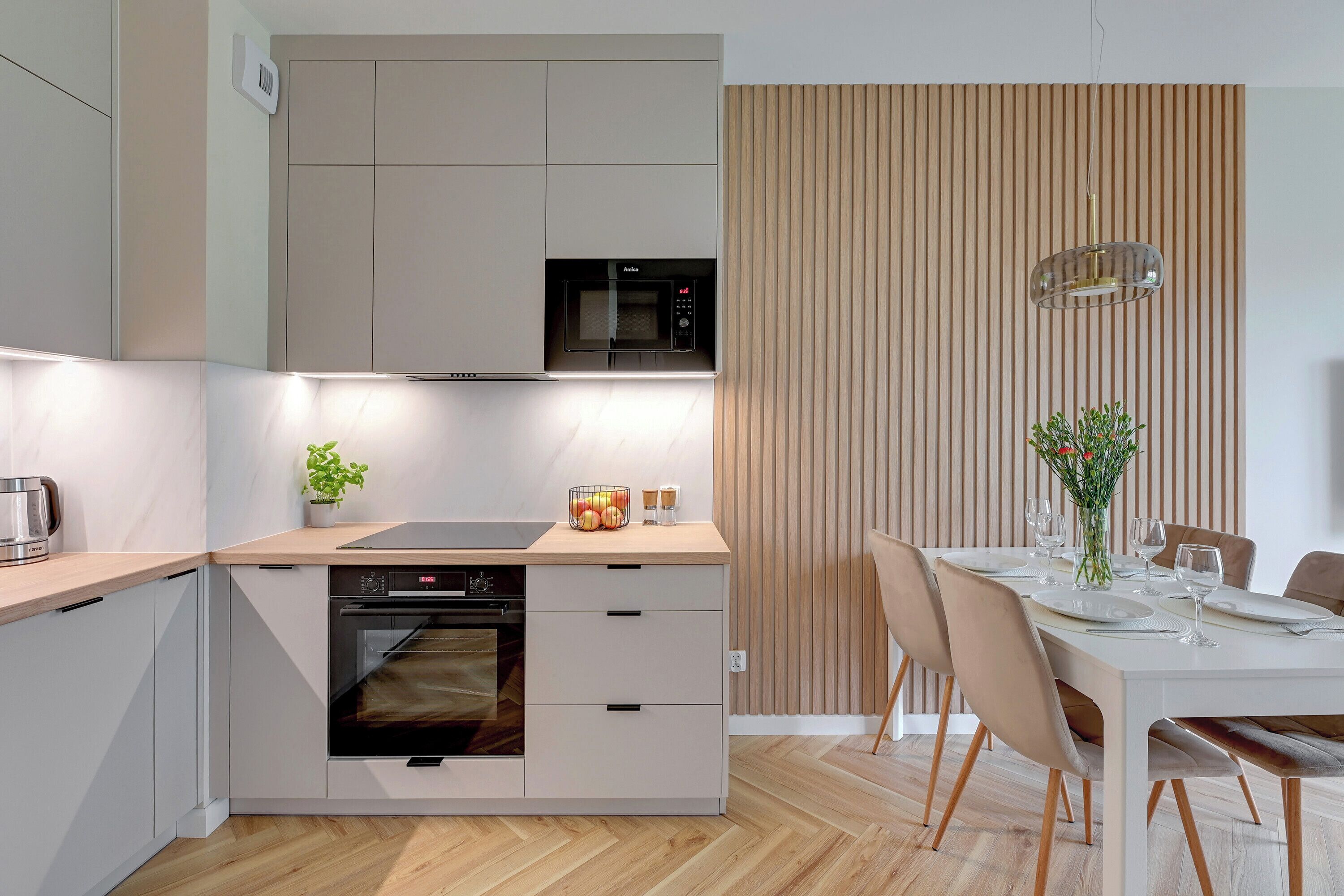 Kühlschrank, Mikrowelle, Ofen, Herdplatte