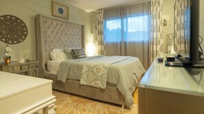 Iron/ironing board, WiFi, bed sheets - Peaceful 3BR Townhome in Memorial Area, Easy I-10, Work Desk, Kid-Friendly (Houston)