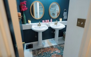 Hair dryer, towels, soap, toilet paper - Peaceful 3BR Townhome in Memorial Area, Easy I-10, Work Desk, Kid-Friendly (Houston)