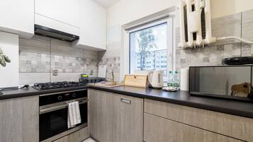 Fridge, microwave, oven, stovetop