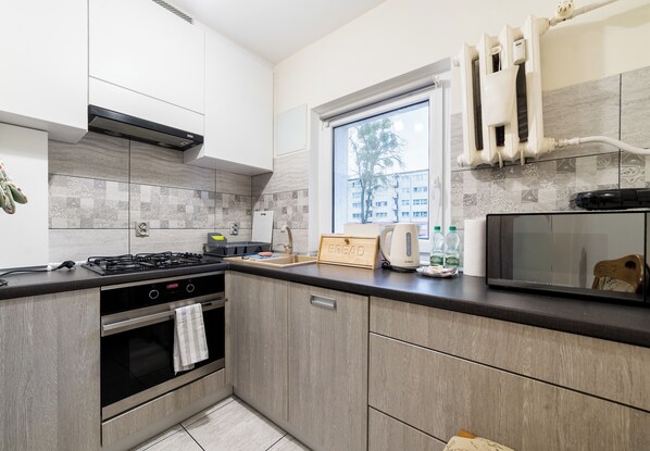 Kjøleskap, mikrobølgeovn, ovn og kokeplater