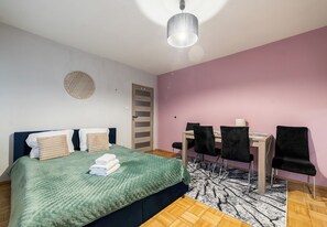 Tabla de planchar con plancha, wifi y ropa de cama 