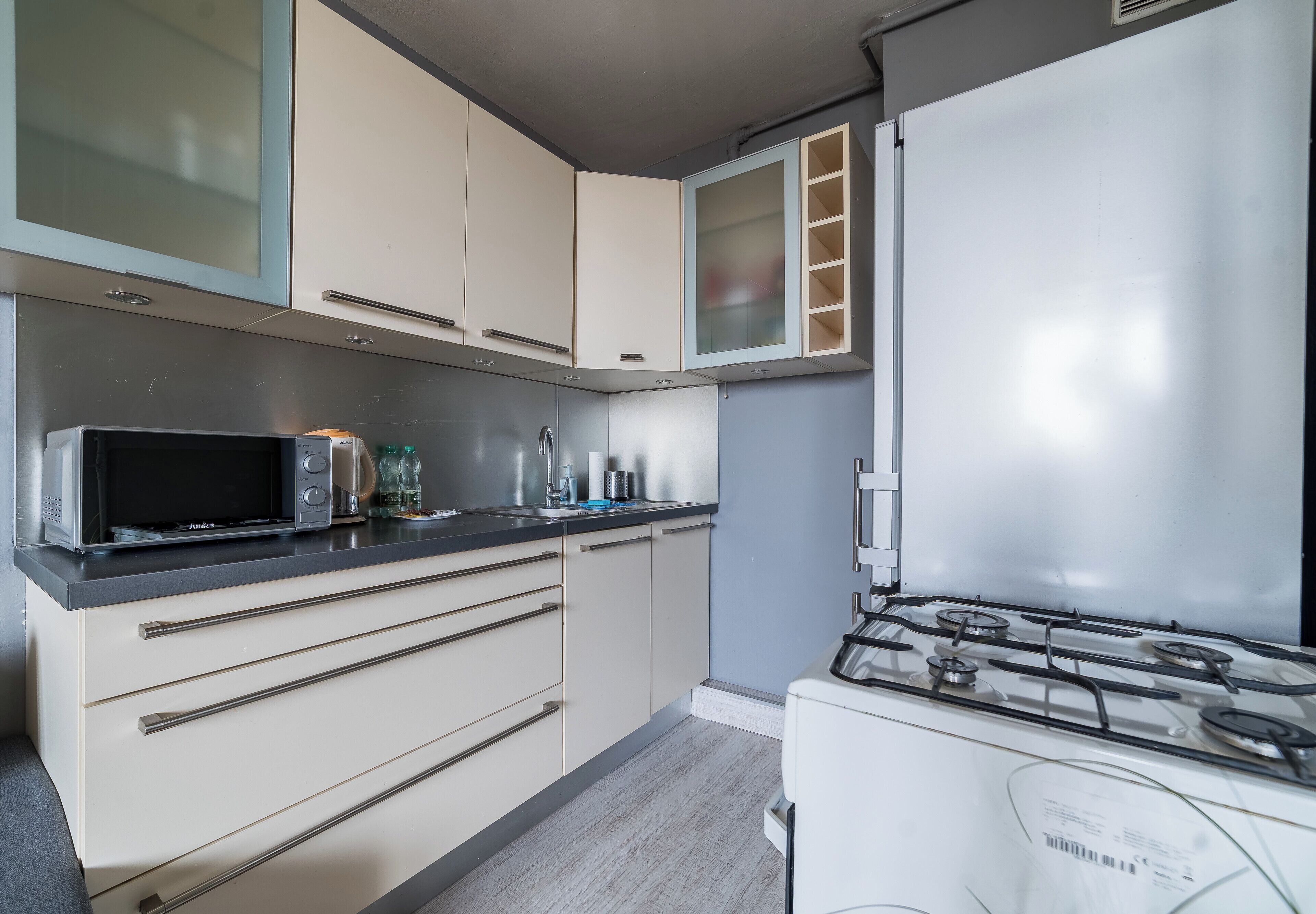 Kühlschrank, Mikrowelle, Ofen, Herdplatte