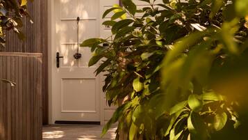 Luxury Villa Residence | Soundproofing, iron/ironing board, free WiFi