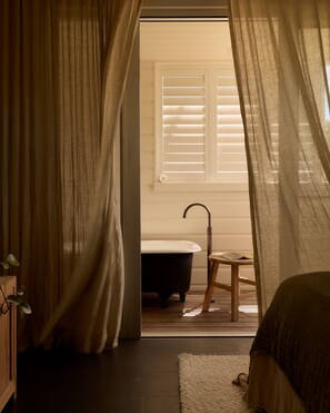 Suite | Badkamer | Een aparte badkuip en douche, badjassen, handdoeken