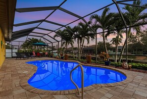 A heated pool - Sunsets, Heated Pool, Gulf Access - Villa Starboard Sunset - Roelens (Cape Coral)