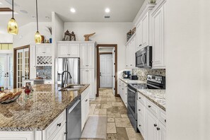 Fridge, microwave, oven, stovetop - Sunsets, Heated Pool, Gulf Access - Villa Starboard Sunset - Roelens (Cape Coral)