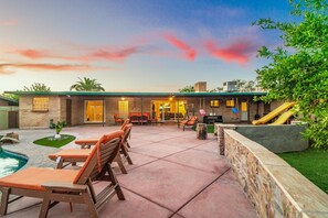 Outdoor dining - Private Desert Spa Retreat Pool, Corporate Insurance Stays Welcome (Tucson)