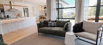 The lakehouse on Pollock, Lake Tekapo