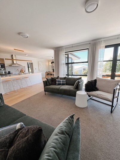 The lakehouse on Pollock, Lake Tekapo