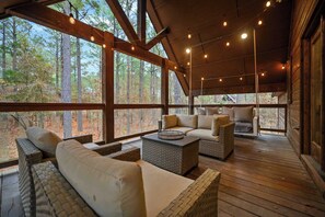 Terrace/patio - Luxury Ridge Cabin | Hot Tub • Fire Pit • Views (Broken Bow)