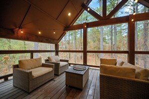 Property grounds - Luxury Ridge Cabin | Hot Tub • Fire Pit • Views (Broken Bow)