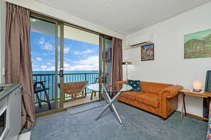 Living area - Studio 909 - Ocean views on the seafront (North Ward)