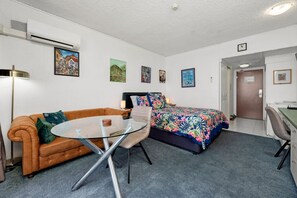 Interior - Studio 909 - Ocean views on the seafront (North Ward)