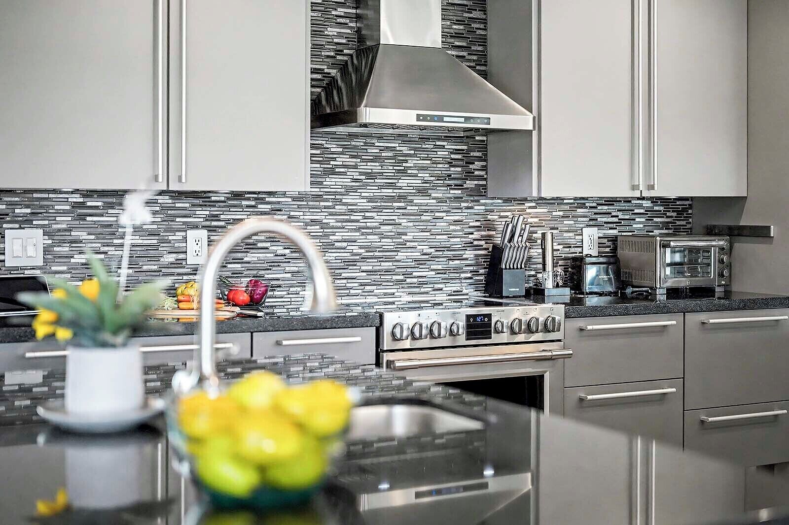 Jääkaappi, mikroaaltouuni, uuni, liesi