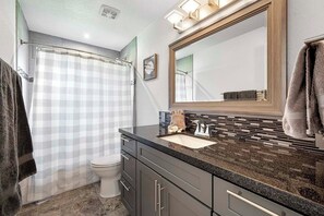 Shower, hair dryer, towels - Dock Holiday -Gulf Access Pool Villa with South Exposure (Cape Coral)