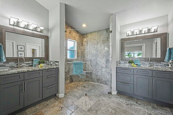 Shower, hair dryer, towels - Dock Holiday -Gulf Access Pool Villa with South Exposure (Cape Coral)