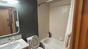 Haartrockner, Handtücher, Seife, Toilettenpapier