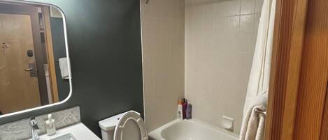 Hårtørrer, håndklæder, Sæbe, Toiletpapir