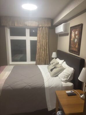WiFi, bed sheets - Affordable queen bedroom in Windtower Lodge (Canmore)