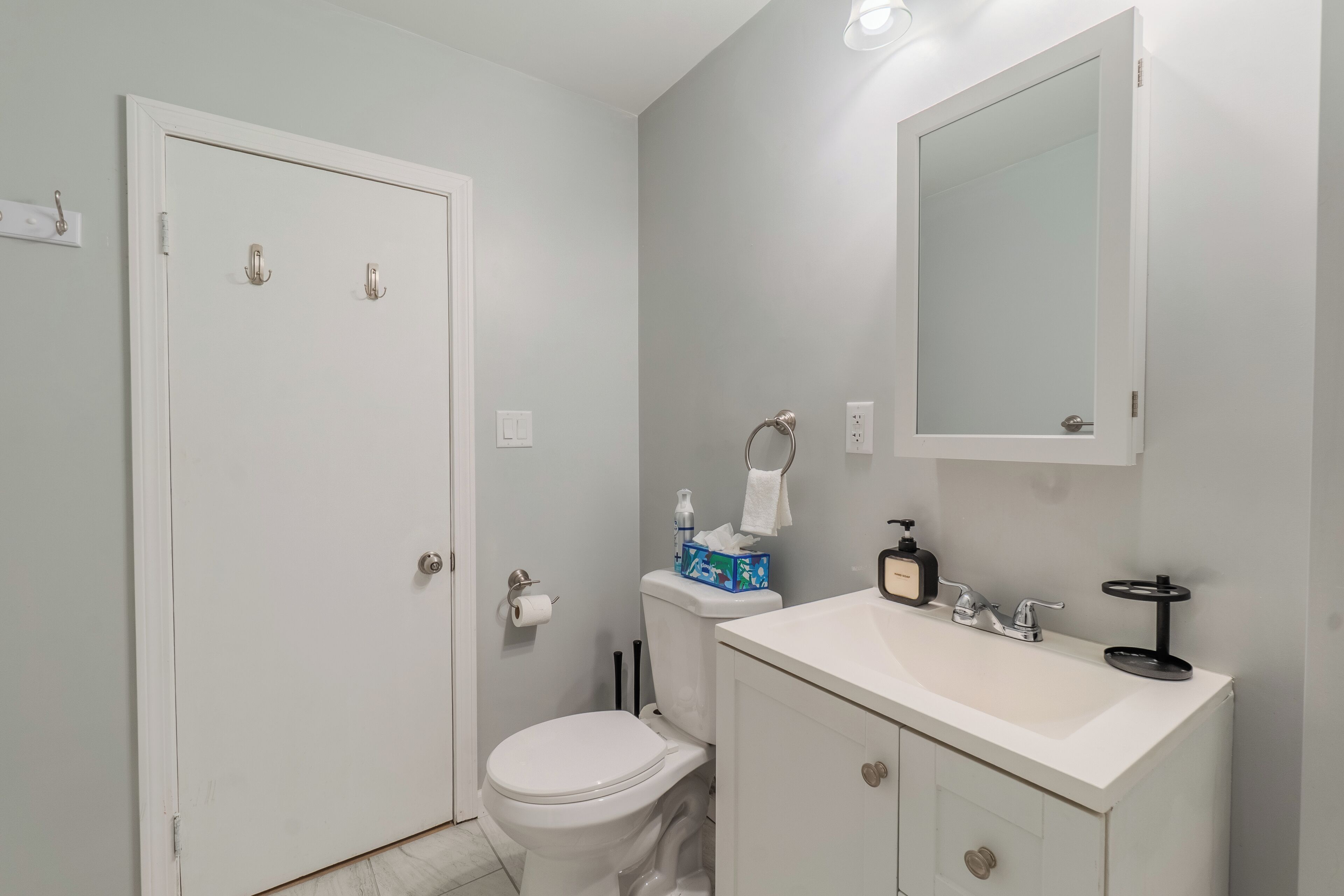 Séchoir à cheveux, serviettes fournies, savon, papier de toilette